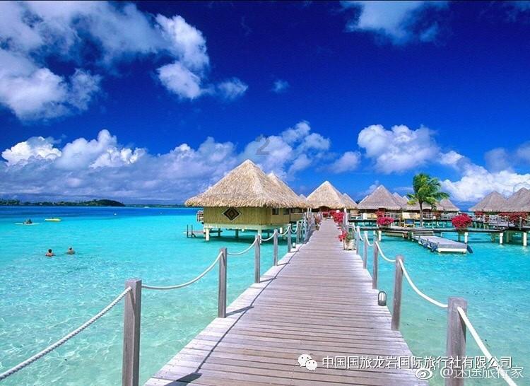 女子在三亚旅游时坐观光车游玩 上下山的游客竟会互相打招呼