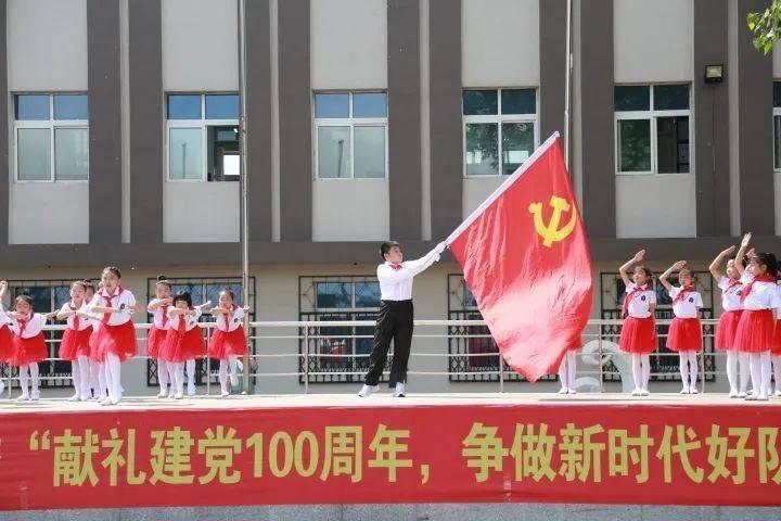 男生怕签婚书字丑提前一周苦练字帖