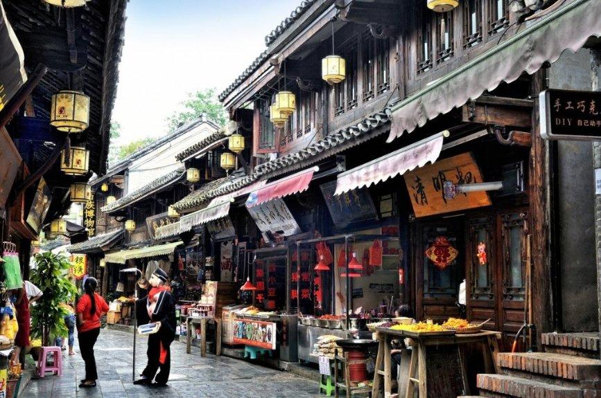 藏在居民楼里的小酒馆，几盘肉两瓶酒，三五个伙计